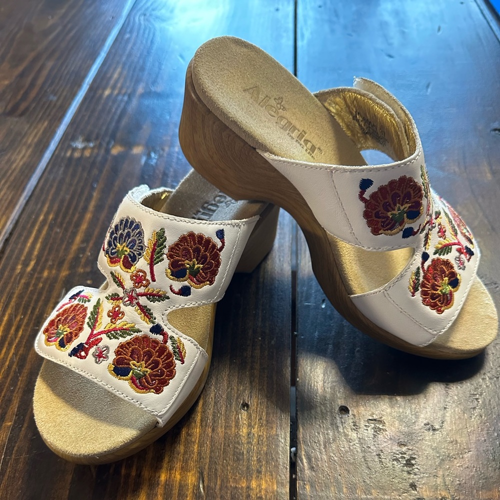Alegria White Leather Embroidered Flower Linn Slide Wedge Sandals 37